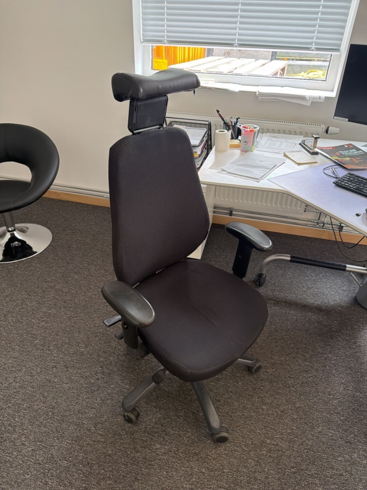 1566440-2 Office workstations with various office furniture