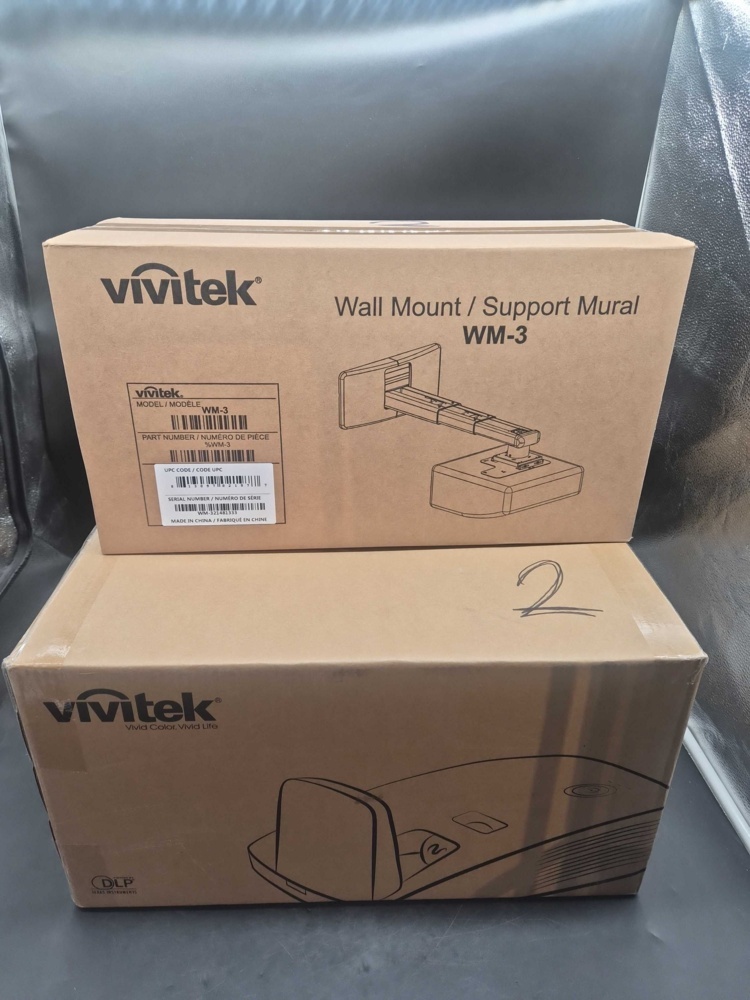 1582346-2 Projektor med väggfäste - Vivitek DH772UST, Full HD, ultrakort kastavstånd