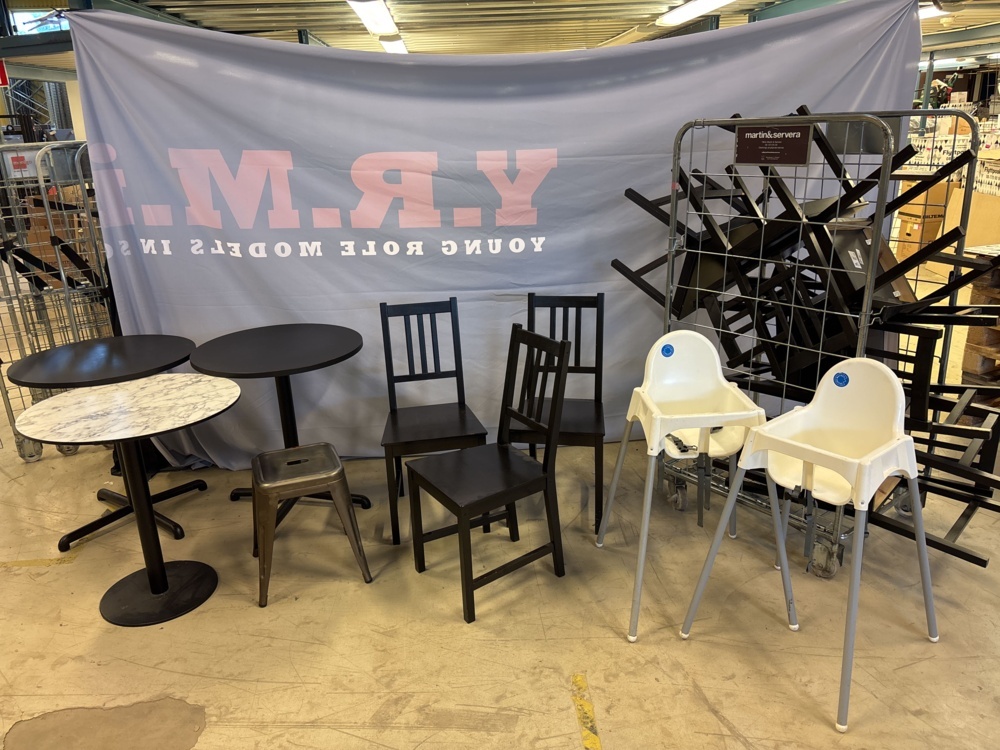 1511433-1 Cafémöblemang - Stolar, bord, m.m.