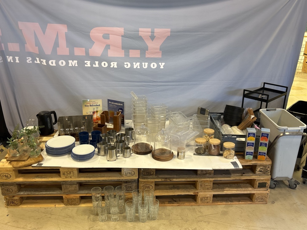1511434-1 Samling med serverings- och caféutrustning - Glas, porslin, dekoration m.m.