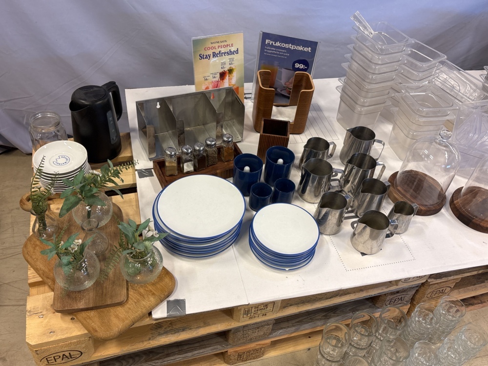 1511434-2 Samling med serverings- och caféutrustning - Glas, porslin, dekoration m.m.