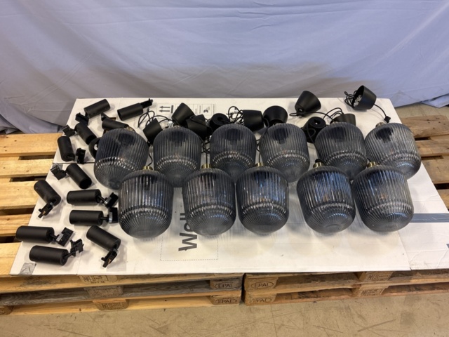 Samling med takbelysning - pendellampor och spotlights på auktion i Stockholm, Huddinge hos PS Auction
