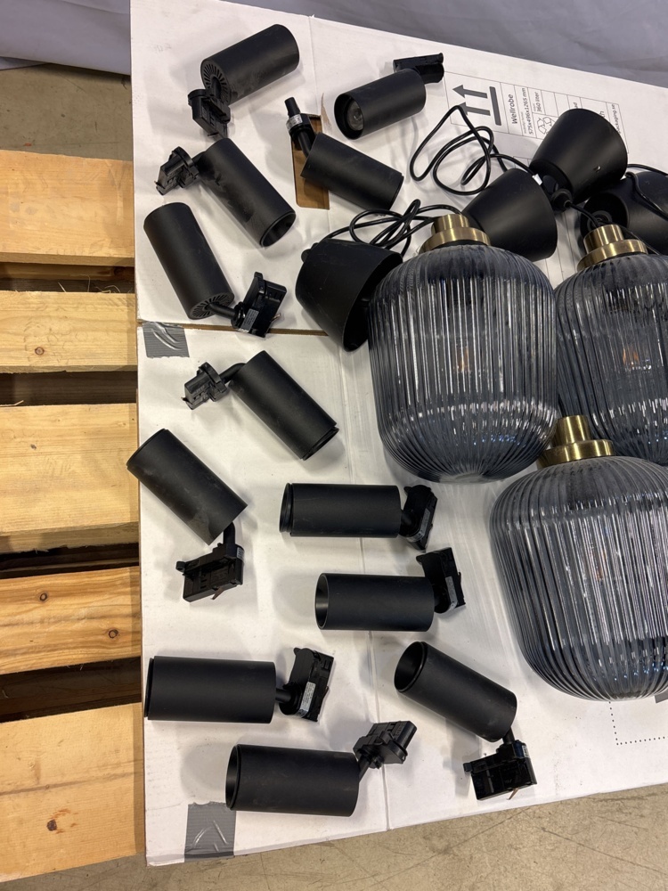 1511435-2 Samling med takbelysning - pendellampor och spotlights