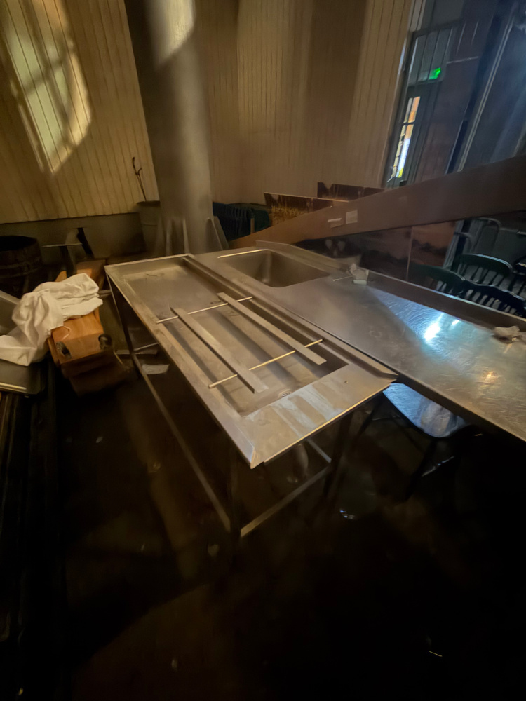 1491697-2 Dishwasher with accompanying table
