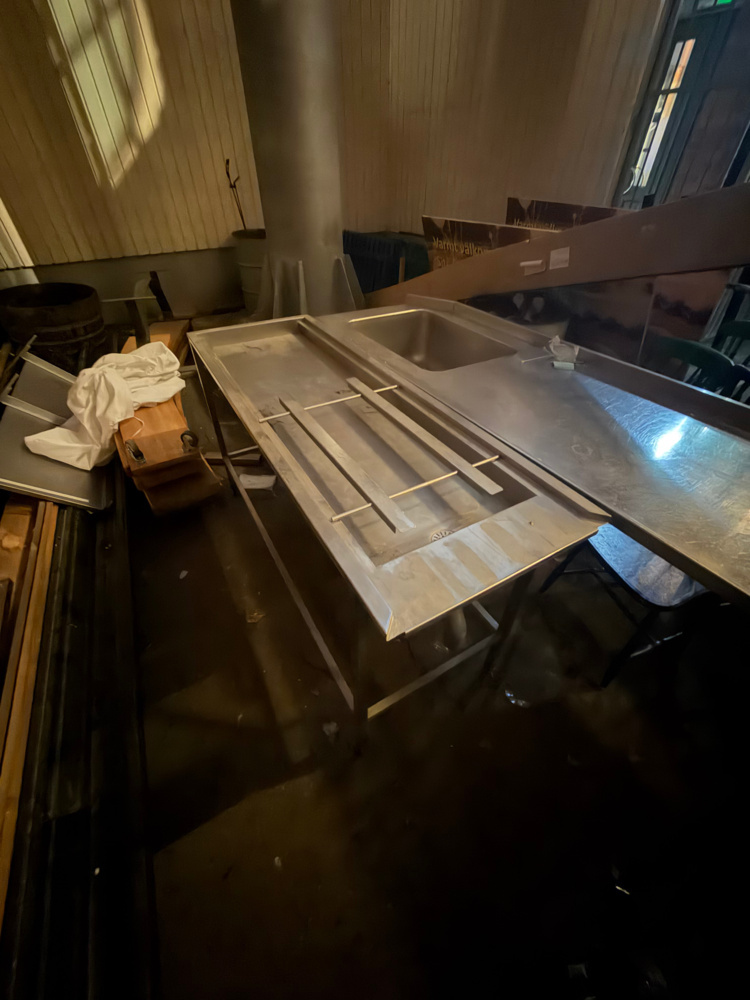1491697-1 Dishwasher with accompanying table