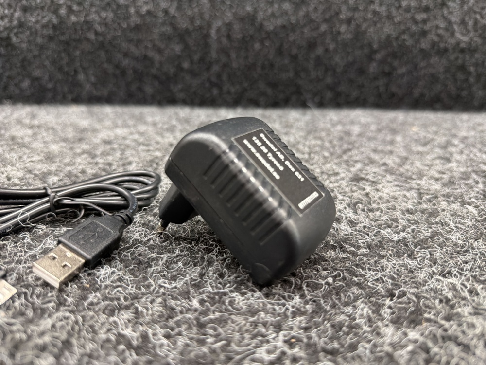 1585389-2 19 st Laddare - Micro USB-kabel