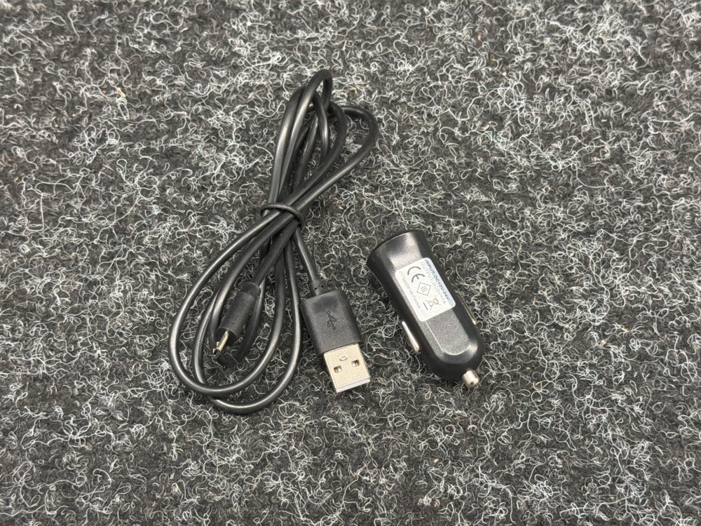 1585390-1 USB-billaddare & micro USB-kablar