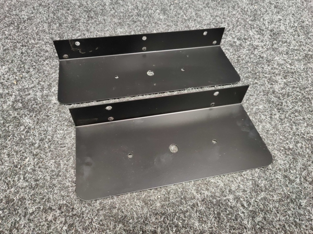 1585325-1 Angle brackets in two sizes