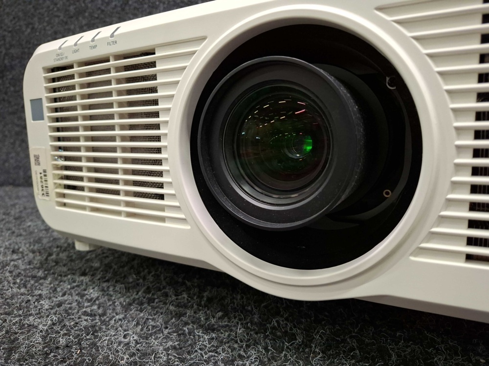 1581440-2 Projector Panasonic PT-MZ770