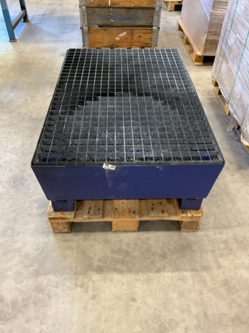 Uppsamlingskärl för olika vätskor på auktion i Kronoberg, Ljungby hos PS Auction
