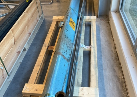 Slewing column crane