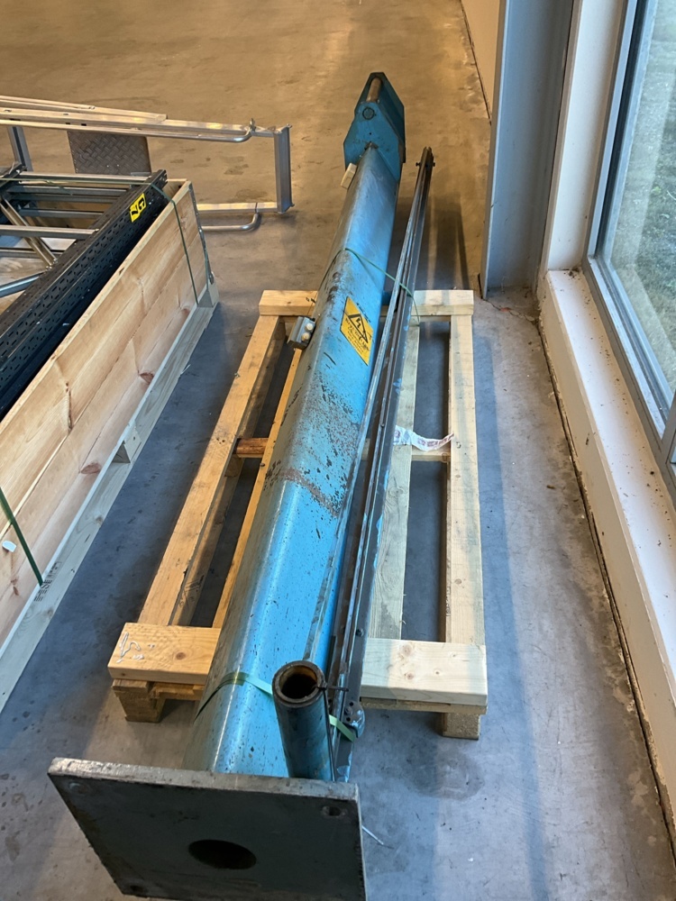 1473699-1 Slewing column crane