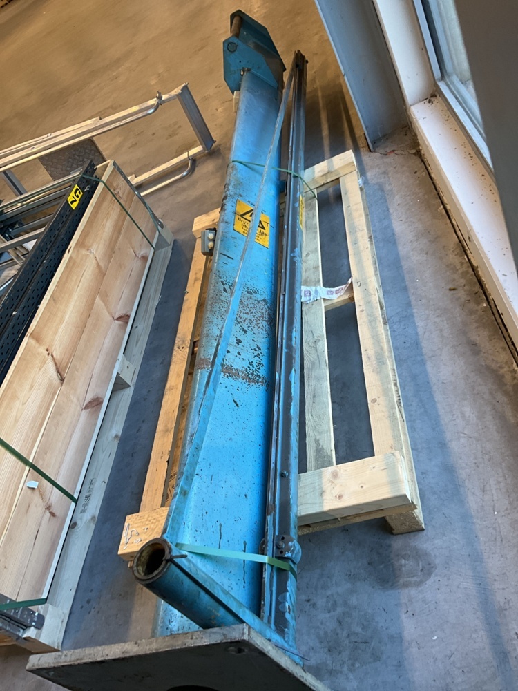 1473699-2 Slewing column crane