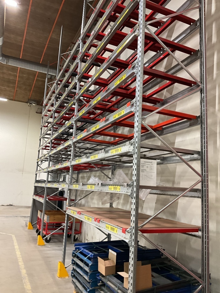 1473702-2 Pallet racking with shelves and fall protection