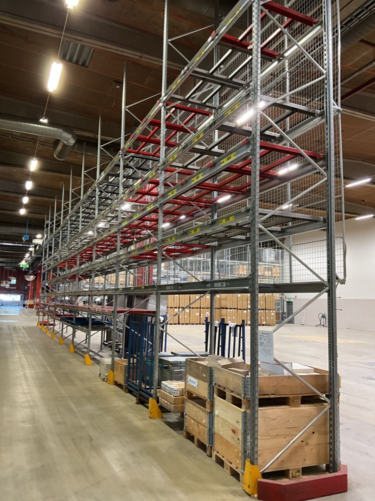 1473702-1 Pallet racking with shelves and fall protection