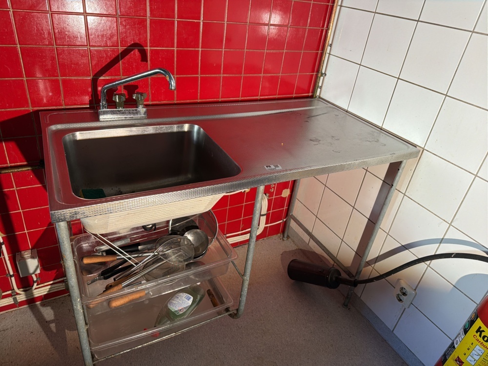 1552355-1 Stainless steel bench with sink