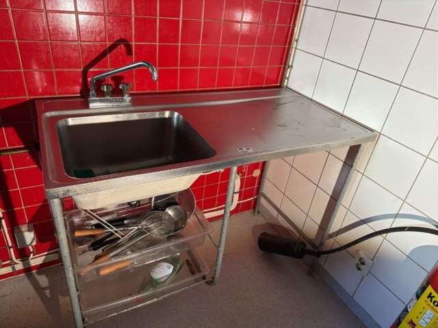 Rostfri bänk med diskho på auktion i Halland, Kungsbacka hos PS Auction