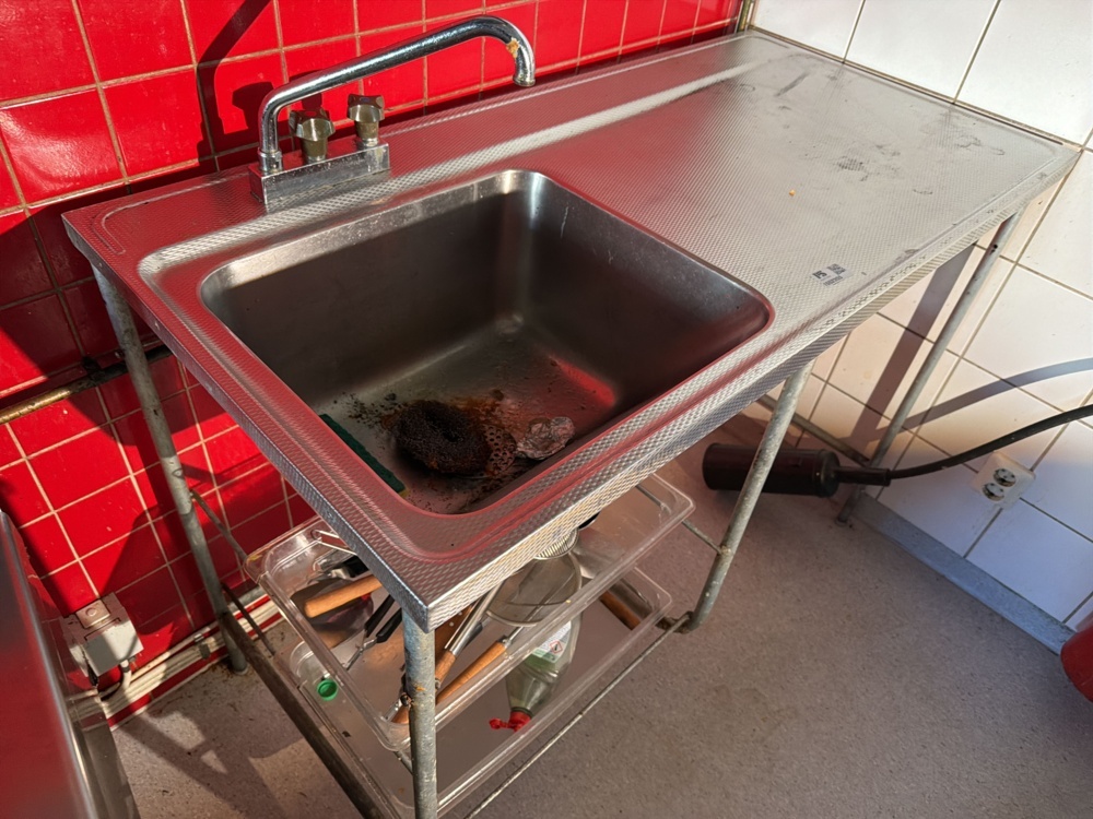 1552355-2 Stainless steel bench with sink