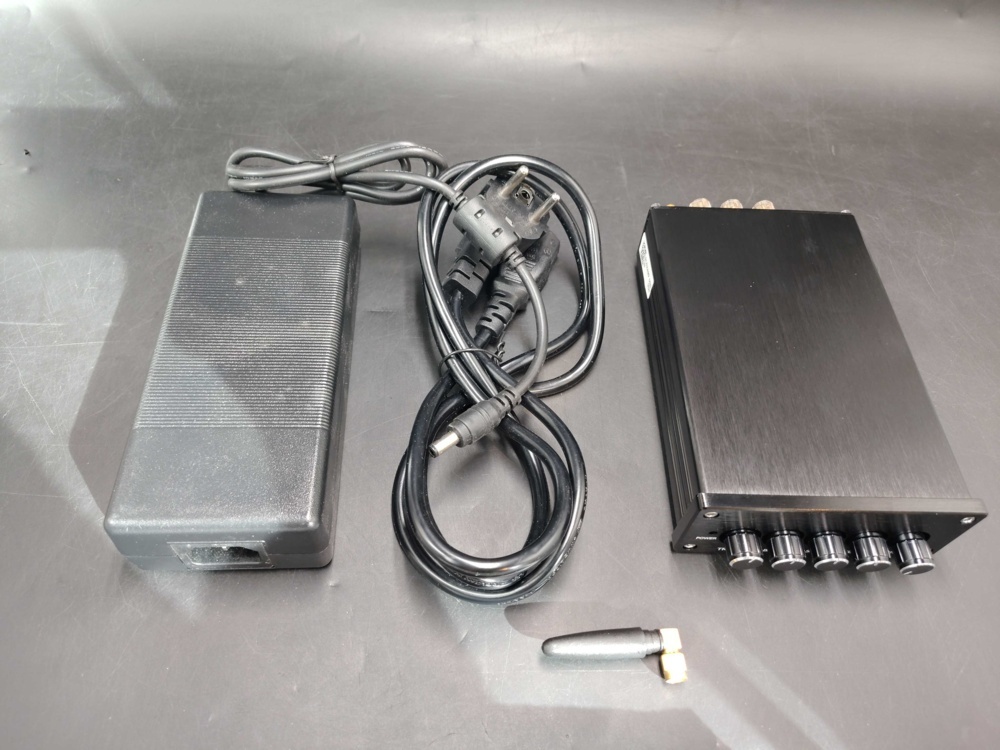 1582450-1 Mini amplifier with power adapter
