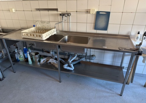 Stainless steel bench with double sinks