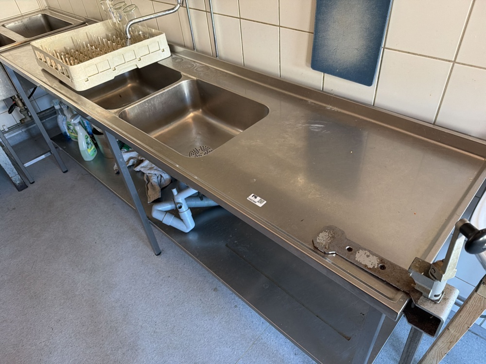 1552360-2 Stainless steel bench with double sinks