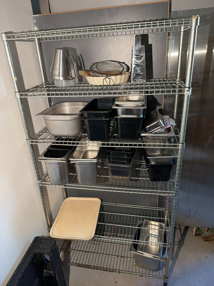 1552366-2 Storage shelf with contents