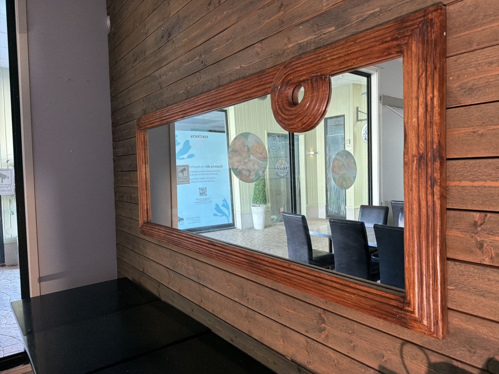 1552368-2 Storage bench, mirror and 7 lamps
