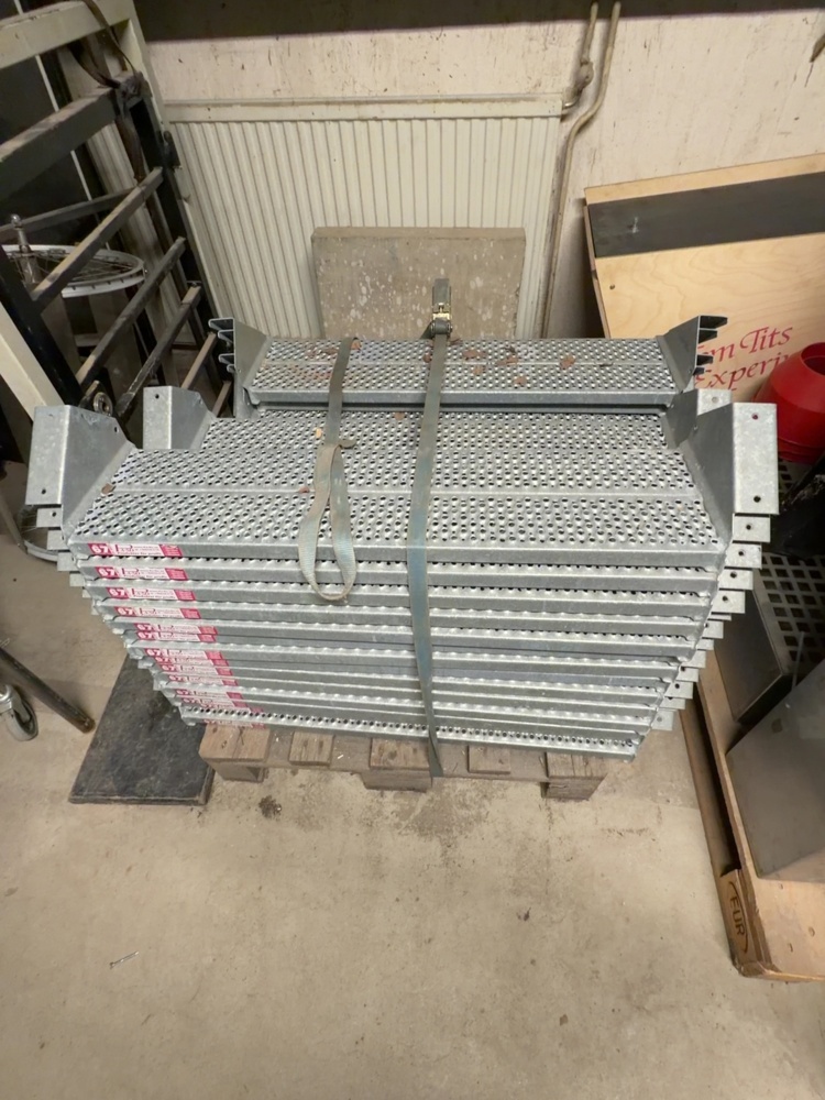 1491699-1 Sturdy steps