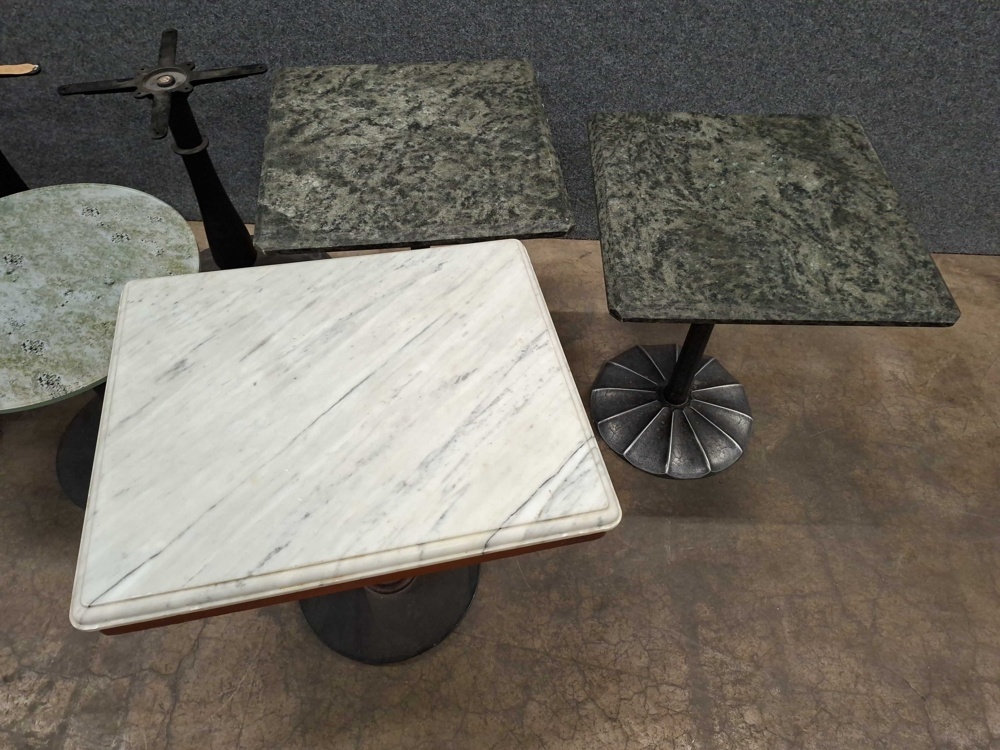 1585701-2 Table and brush stand