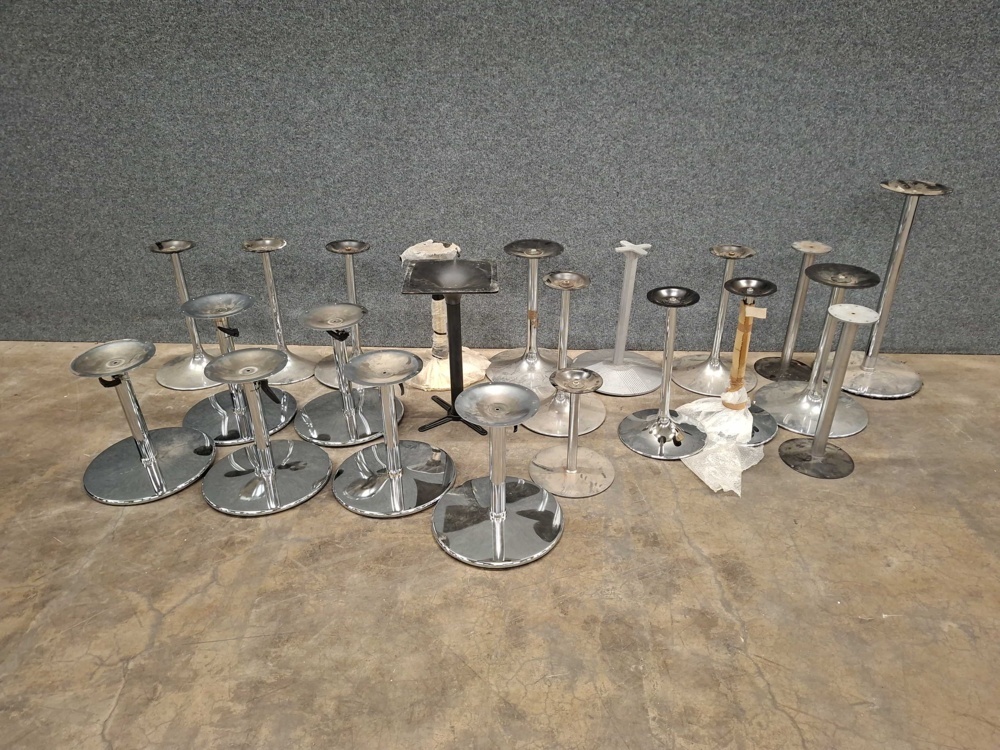 1585702-1 Assortment of table stands