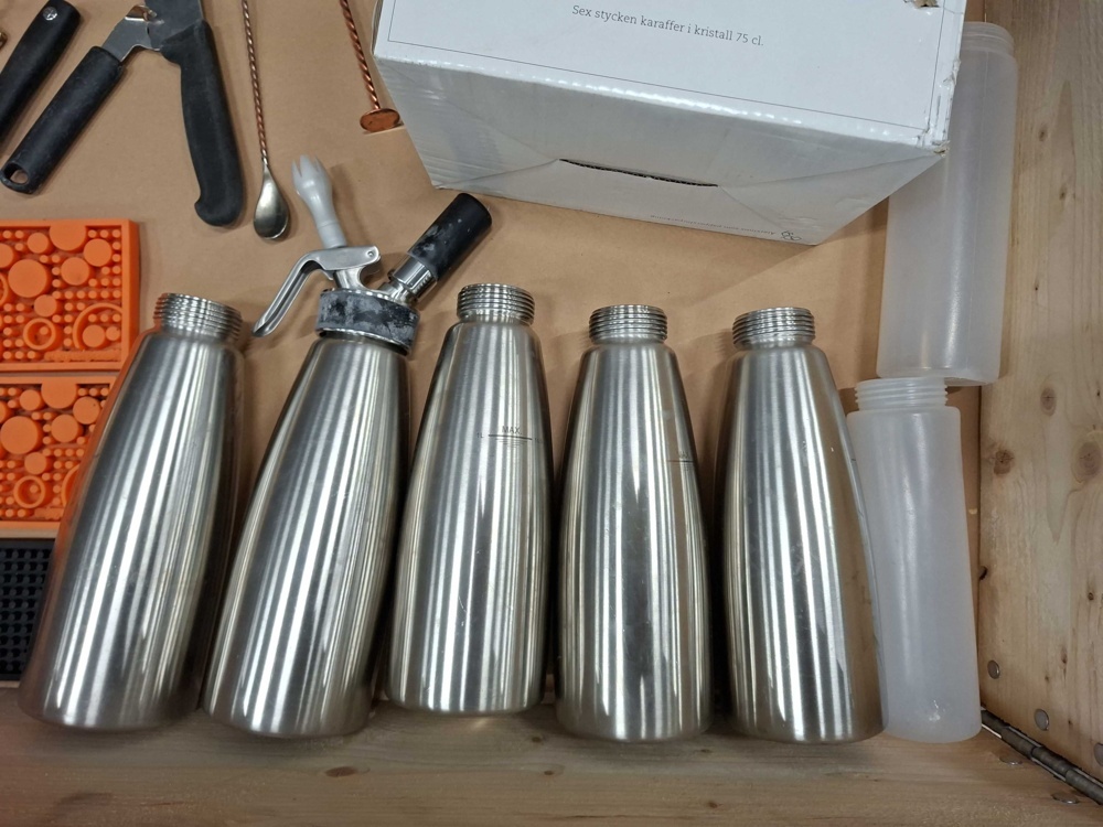 1585706-2 Bar mats, stainless steel shakers, carafes etc.