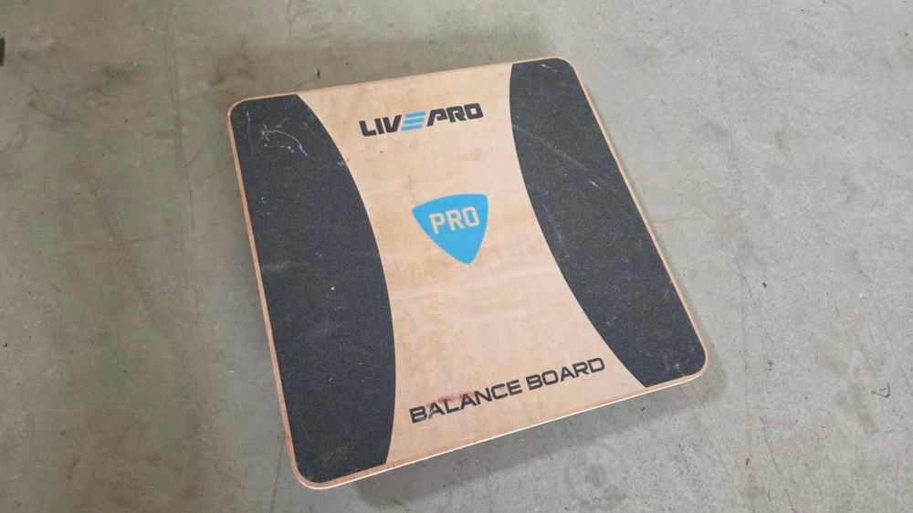 1563445-2 Balansbräda från Livepro, 2x 7,5 kg hantlar, 1 st TRX-band. 1 st träningshjul