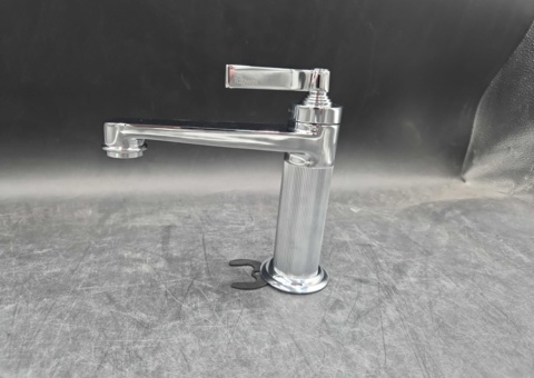 Surplus goods kitchen faucet from Tapwell