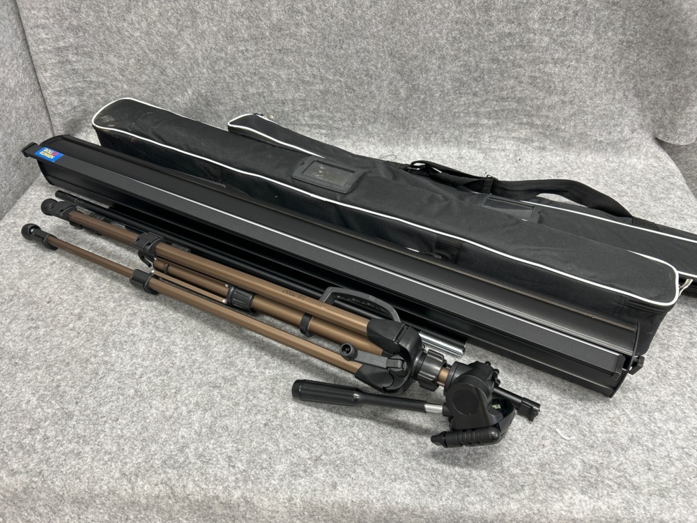 1546210-1 Camera stands and rollups
