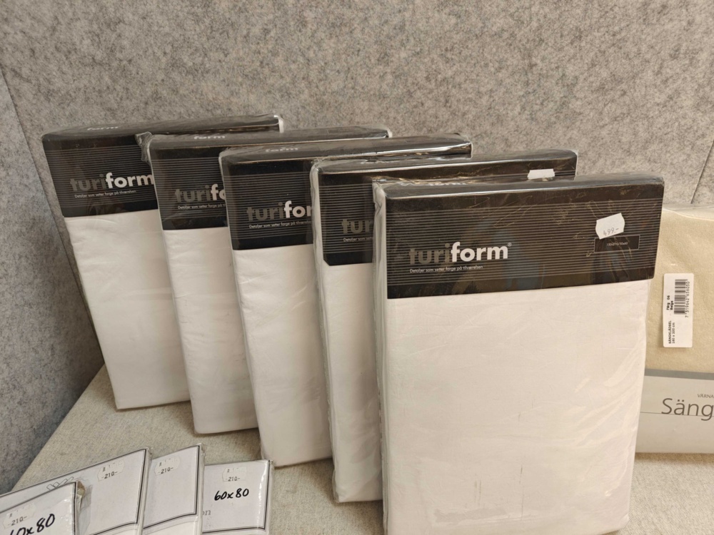 1564881-2 Lot of bed accessories