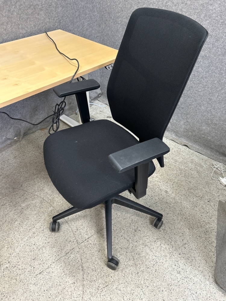 1546217-2 Electric desk with chair EFG