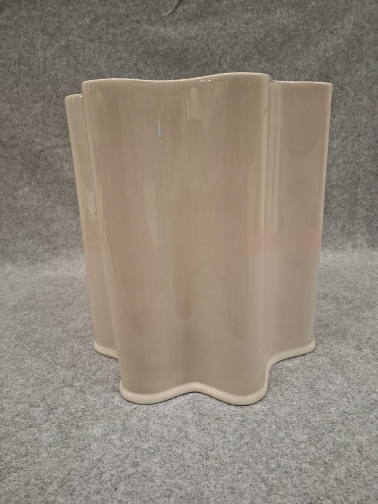 1584888-1 Plant pot, 1 pc - beige glaze, wavy form