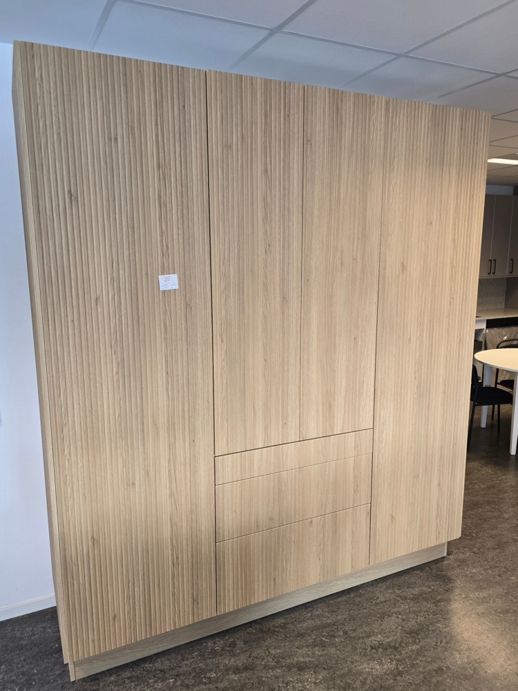 762566-1 Förvaringsskåp med hyllplan och lådor