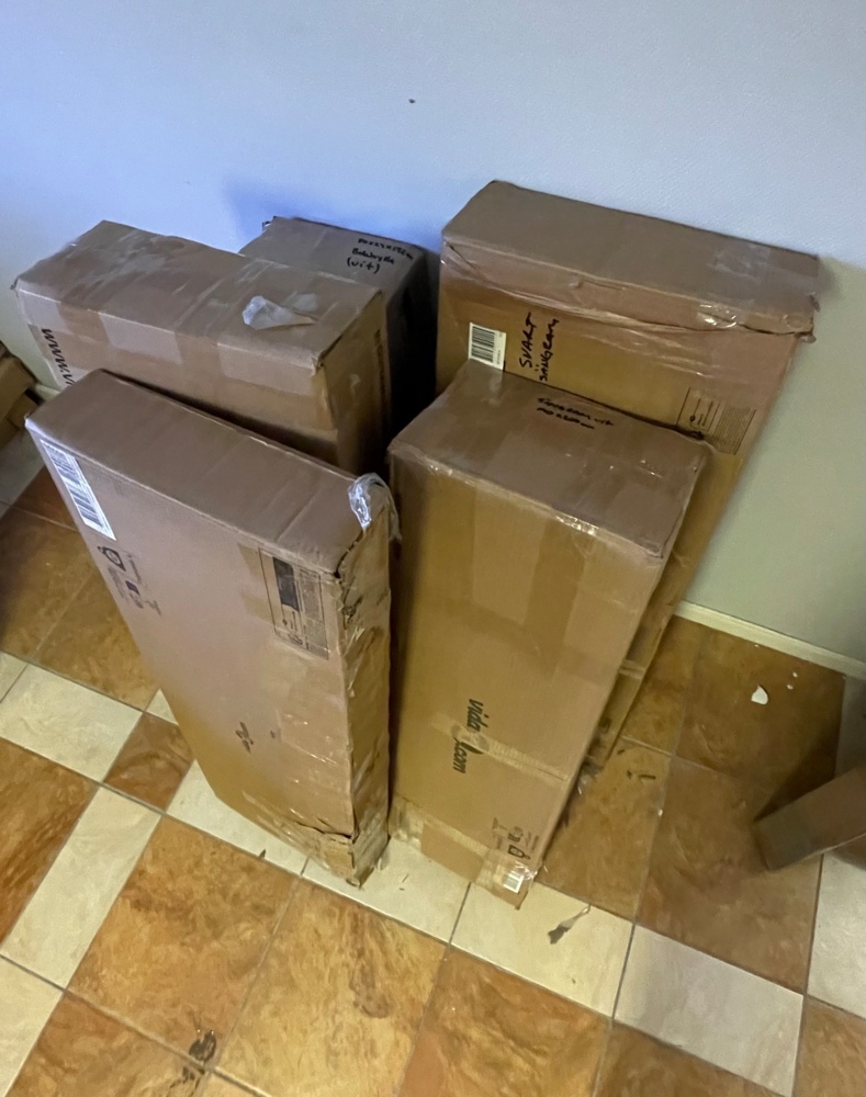 1585122-1 4st sängramar i vit 140x200och en bokhylla vit 192x80x24 ej kontrollerad i paket