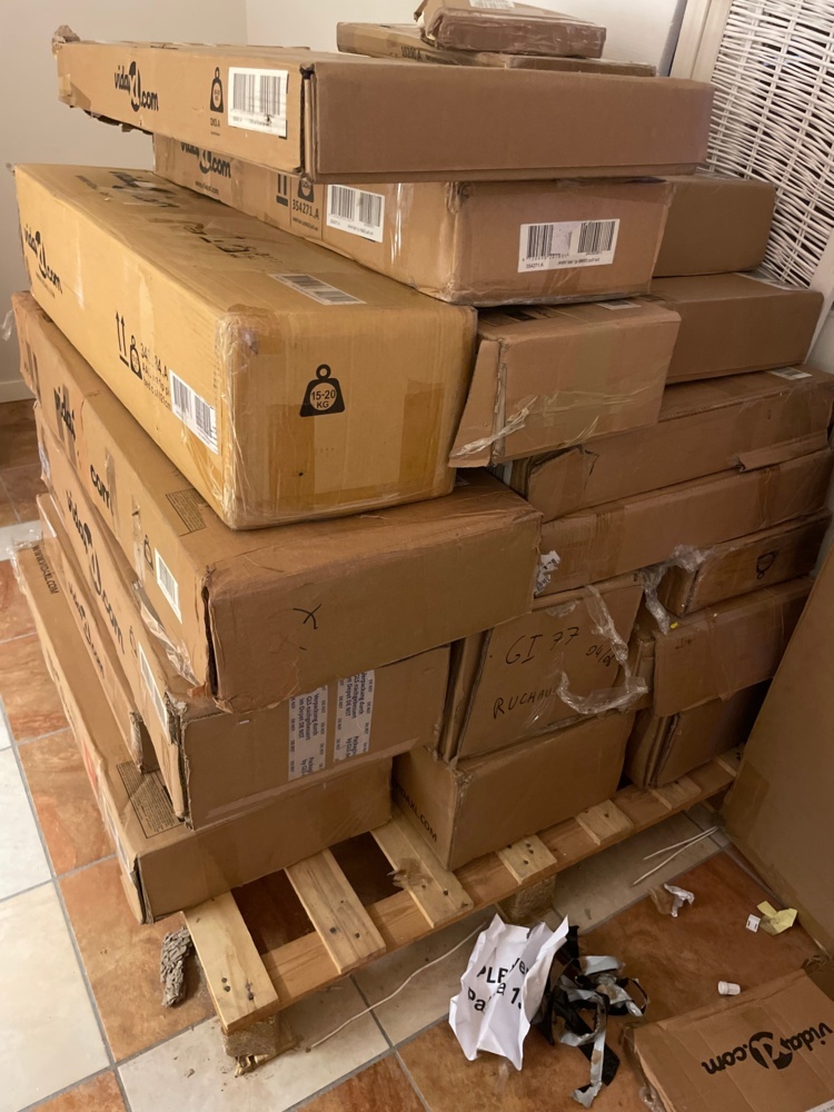 1585138-1 Assorted bed frames etc.