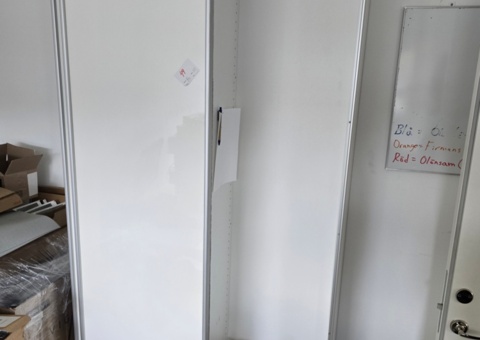 Garderober och whiteboardtavla i ett