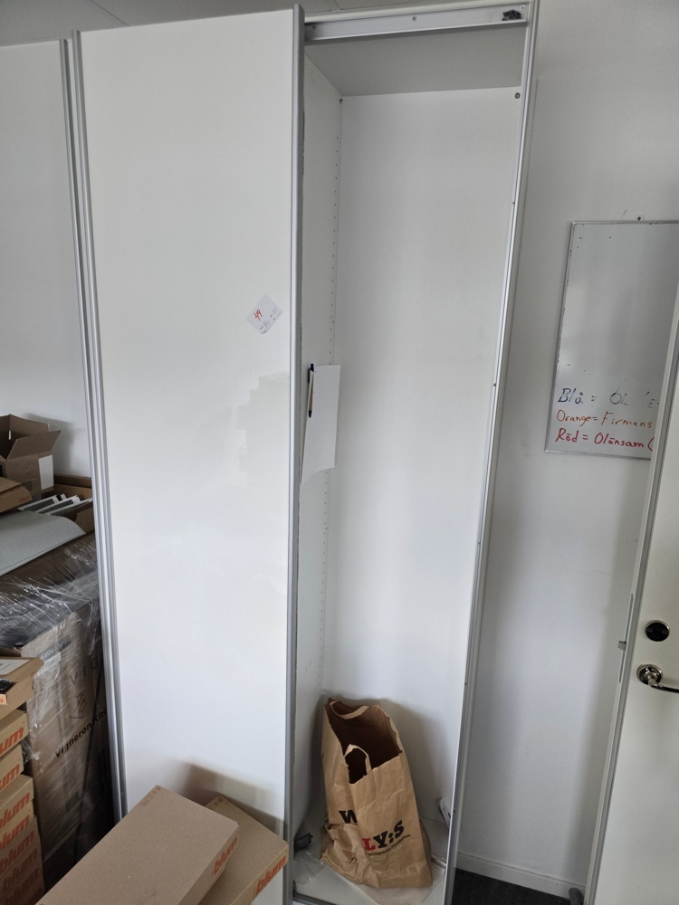 762584-1 Garderober och whiteboardtavla i ett