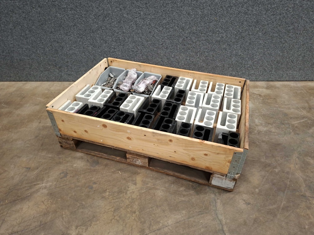 1585711-1 Assortment of cutlery and holders