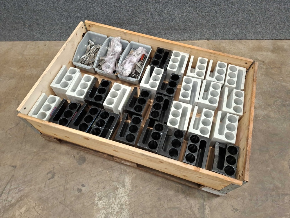 1585711-2 Assortment of cutlery and holders