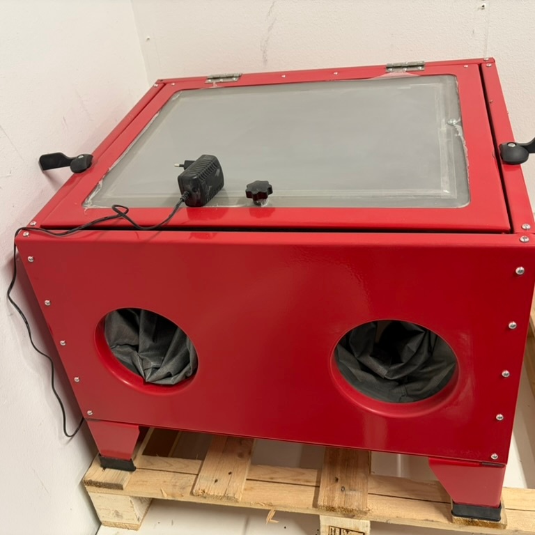 1546223-2 Smaller blasting cabin with glass blasting sand