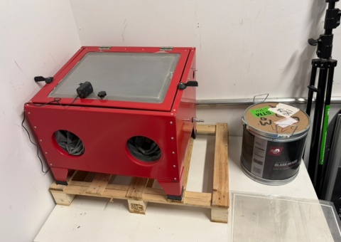Smaller blasting cabin with glass blasting sand