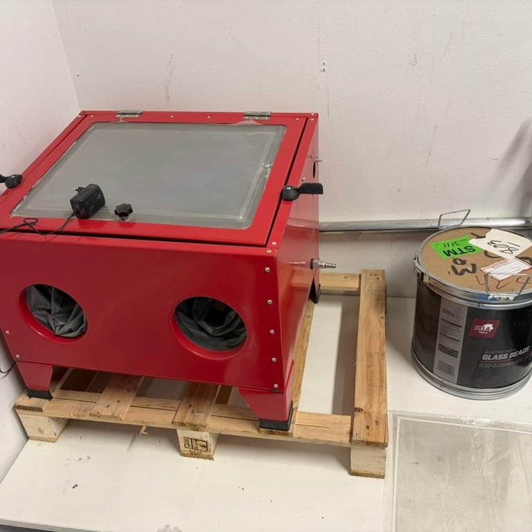 1546223-1 Smaller blasting cabin with glass blasting sand