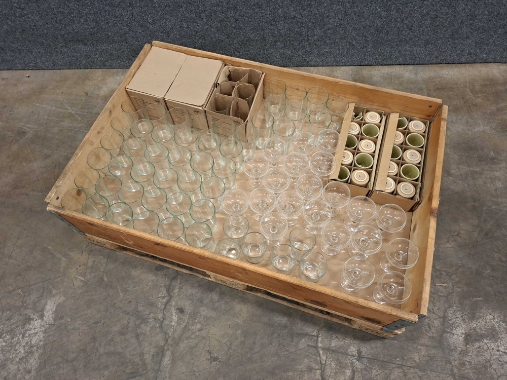 1585712-2 Assortment of glasses and mugs