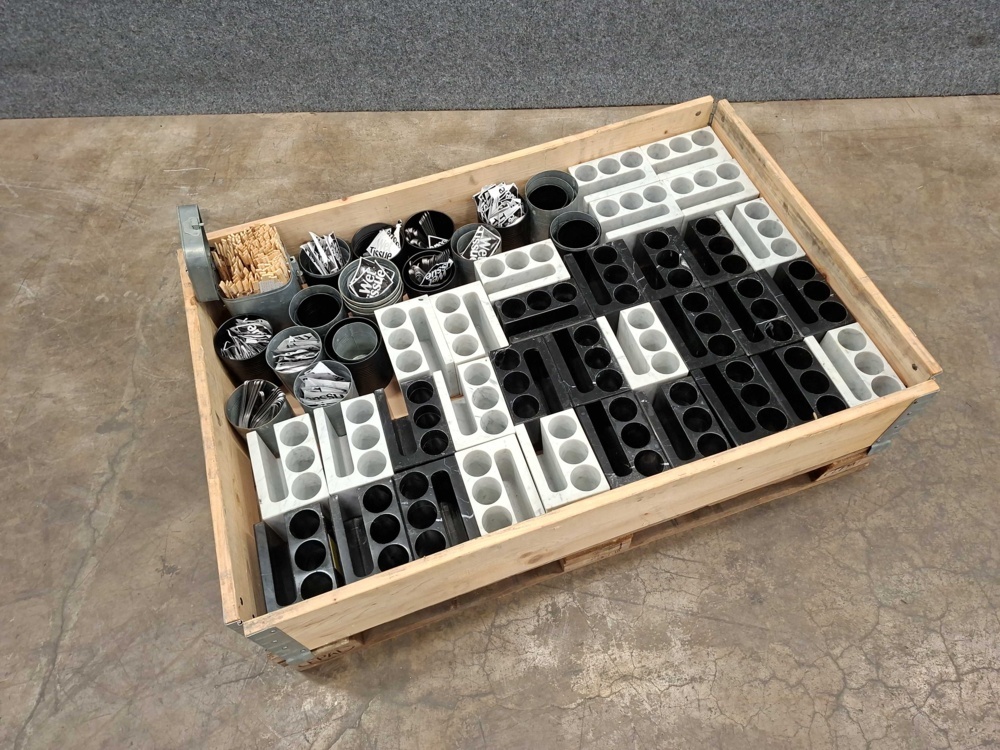1585713-1 Assortment of cutlery and holders