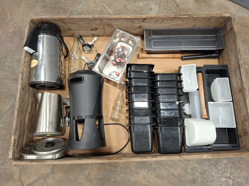 1585714-2 Coffee thermos, kettle, plastic canteens, etc.